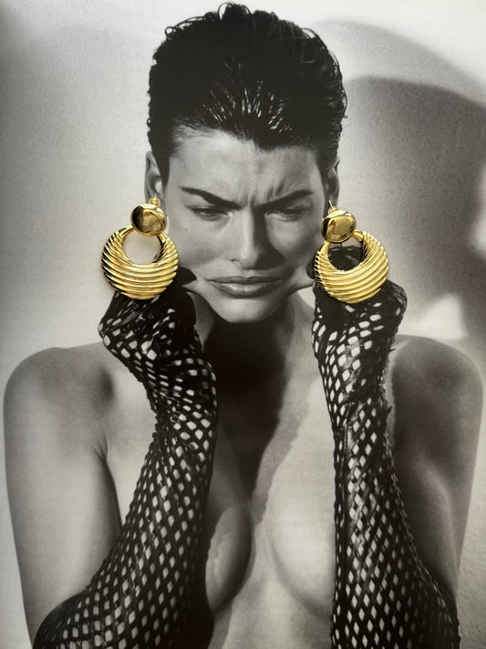 ROUND TEXTURED STAPLE EARRINGS